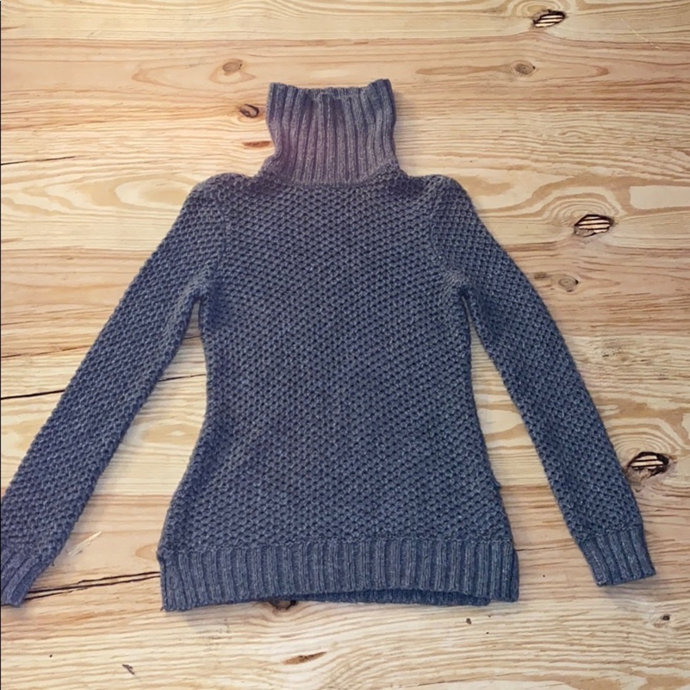 EUC super cozy grey turtleneck ✨💫🌟